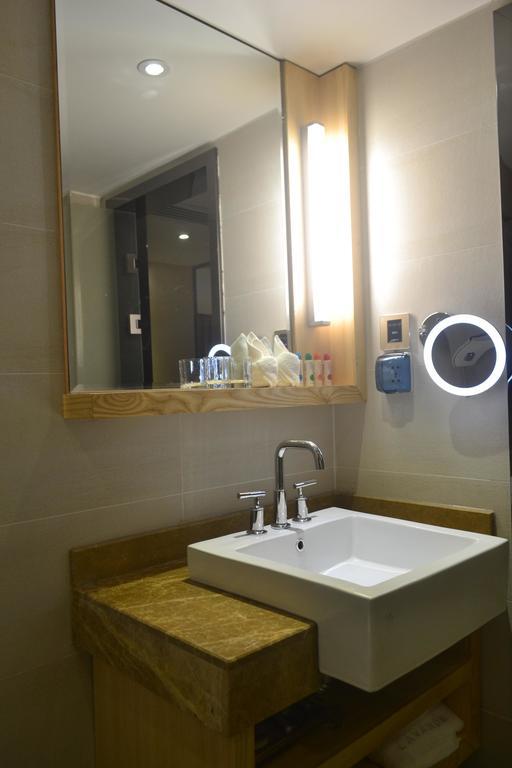 Lavande Hotel Zhuhai Gongbei Port Square Стая снимка