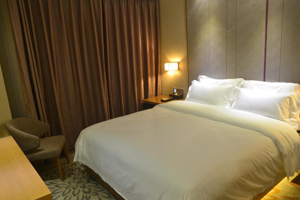 Lavande Hotel Zhuhai Gongbei Port Square Стая снимка