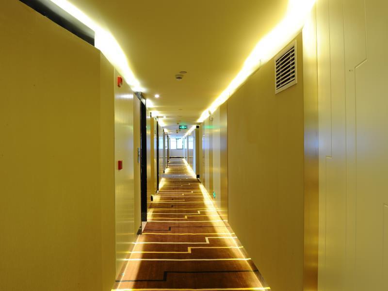 Lavande Hotel Zhuhai Gongbei Port Square Екстериор снимка
